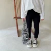 Đen hoặc xanh jean